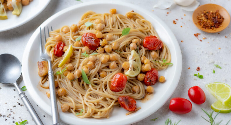 Spaghetti semi-complètes, pois chiches rôtis au romarin et tomates cerises confites - Mon Quotidien Autrement - © E. Montuclard