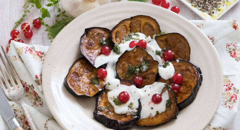 Salade d'aubergines, menthe et groseilles - Mon Quotidien Autrement - ©E. Montuclard