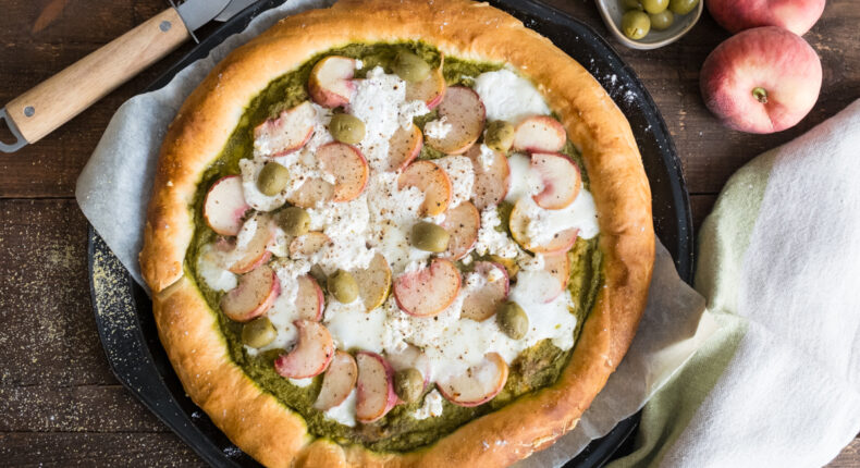 Pizza aux pêches, burrata et pesto - Mon Quotidien autrement - ©E. Montuclard