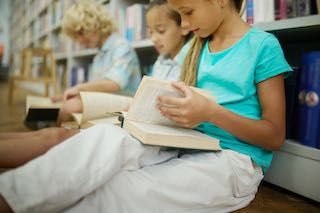 Des pistes pour améliorer l'apprentissage de la lecture à l'école. Crédits : freepiks