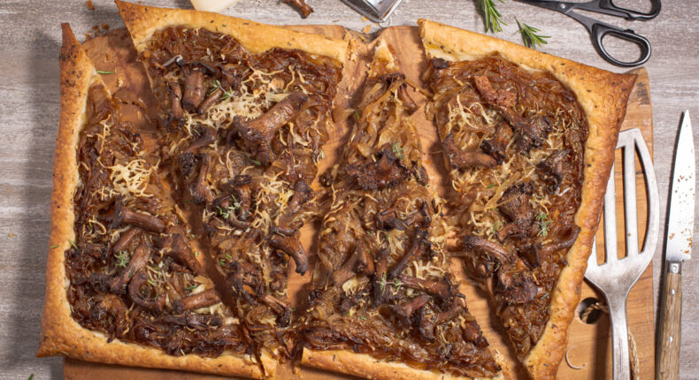 Tarte fine aux oignons et girolles - Mon Quotidien Autrement - ©E. Montuclard