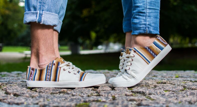 Perús propose des baskets colorées aux motifs traditionnels du Pérou.